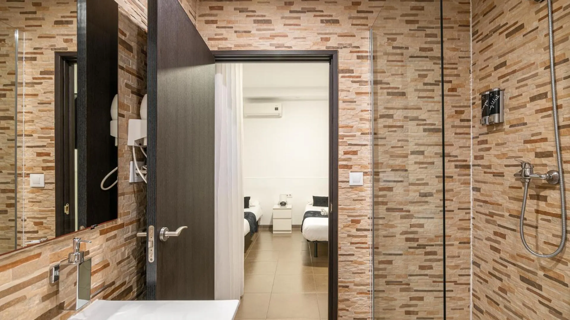 Laramond Barcelona Rooms ゲストハウス
